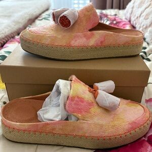 NWT Gentle Souls Vibrant Pink and Yellow Clogs Size 10
